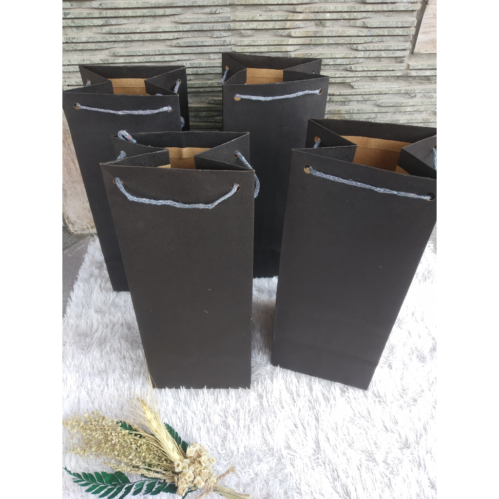 

1 pack paperbag sovenir botol uk 10x10x25 warna hitam polos isi 12 pcs murah