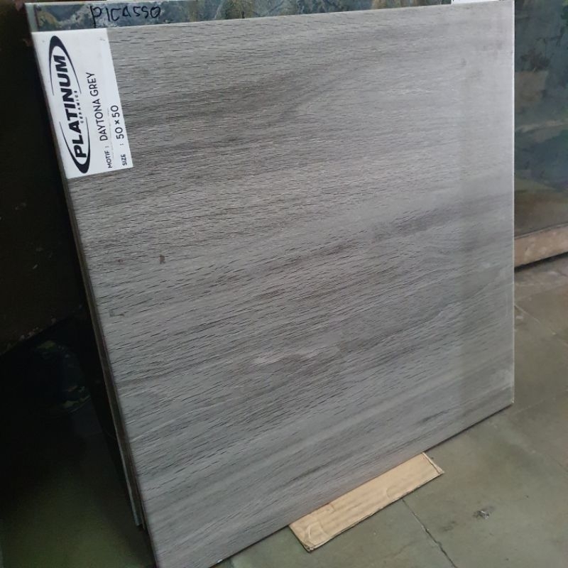 keramik lantai rumah teras kamar mandi garasi PLATINUM 50x50 DAYTONA GREY kayu abu matt dove