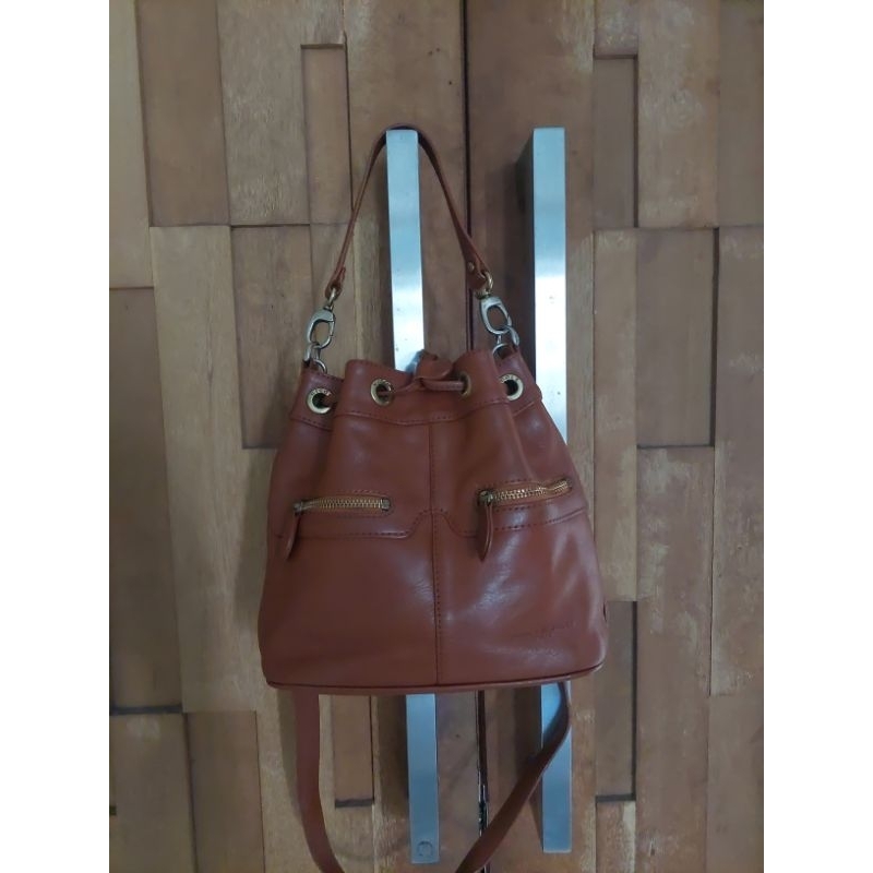 Tas Sling Serut Nicole St Gilles