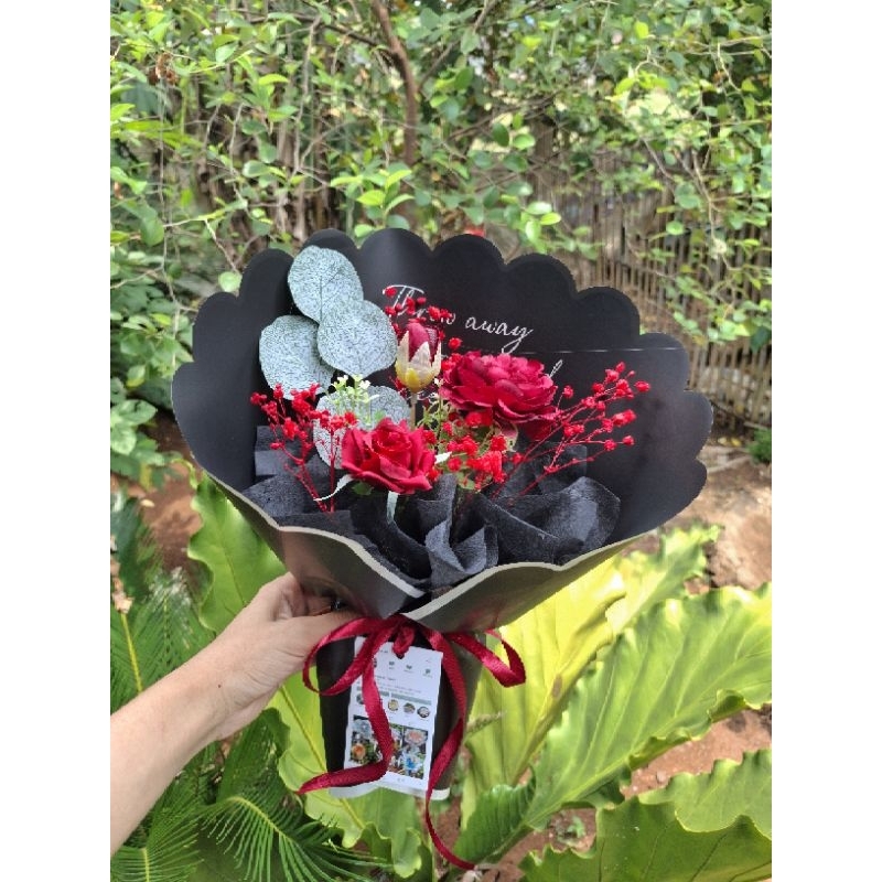 artificial buket bunga merah hitam Hmazzo