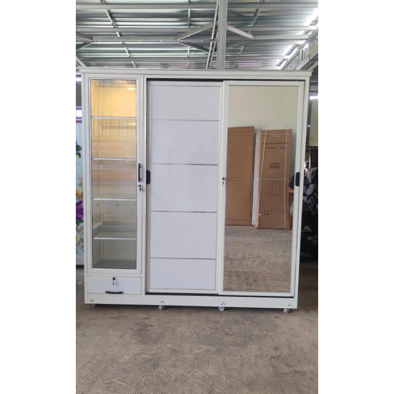 lemari kaca +gantungan hijab