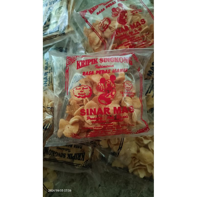 

Keripik singkong khas madura rasa bawang putih dan rasa pedas manis kemasan 75gram