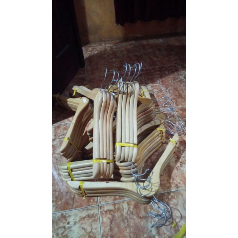 Hanger kayu Bekas pakai.