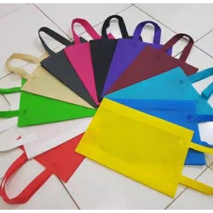 

Tas goodiebag spunbond 25 x 35 polos lipat samping