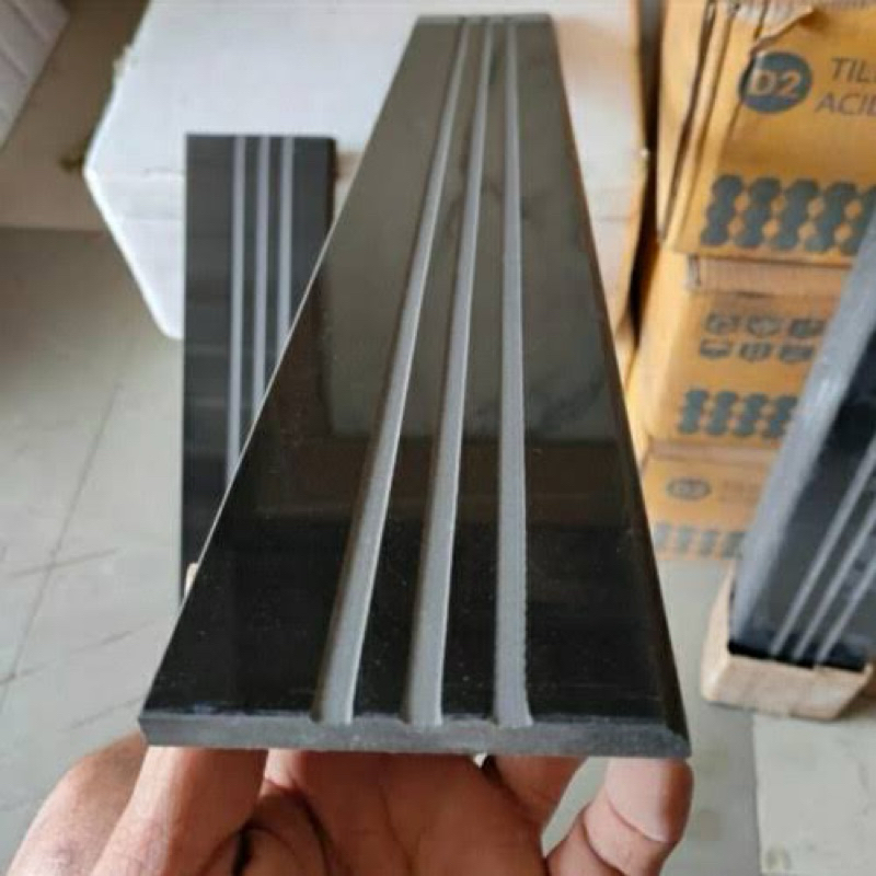 Plint 10x60 hitam polos stepnosing