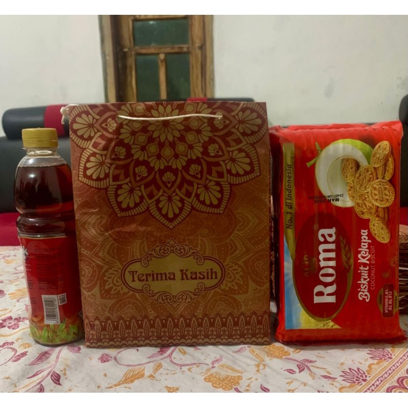 

GROSIR PAKET 200 PCS PAPERBAG SEDANG MOTIF BATIK UKURAN TINGGI 21 CM x PANJANG 17 CM x LEBAR 5 CM TAS SNACK KADO DLL.
