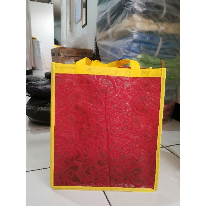 

Goodie bag kotak 24 spunbond 302424