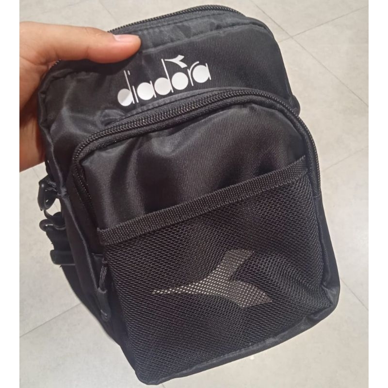 Tas Selempang Diadora Gugum Black | Sling Bag Diadora Gugum | Tas Diadora - Diadora Sling Bag | Diad