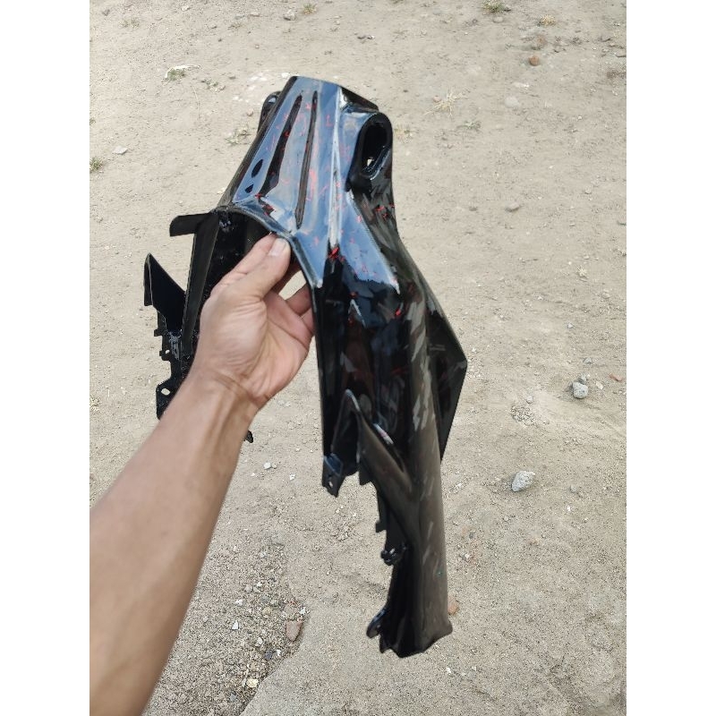 sambungan spakbor belakang aerox new carbon forged
