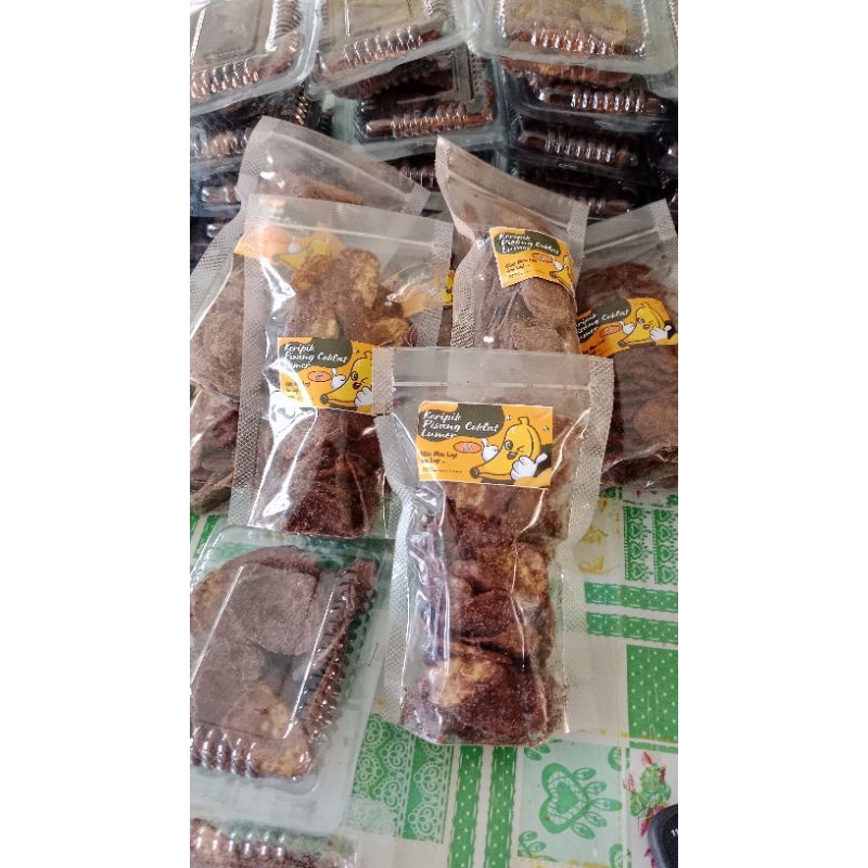 

kripik pisang coklat bubuk. gurih dan coklatnya sangat berasa di mulut berat rata 50gram