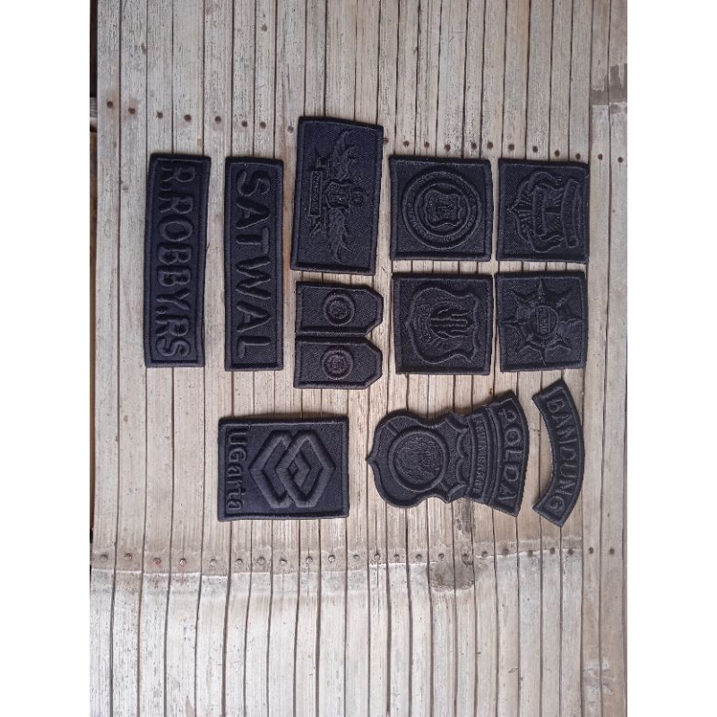 satu set atribut satpam serba hitam, atribut satpam satu warna, atribut satpam timbul