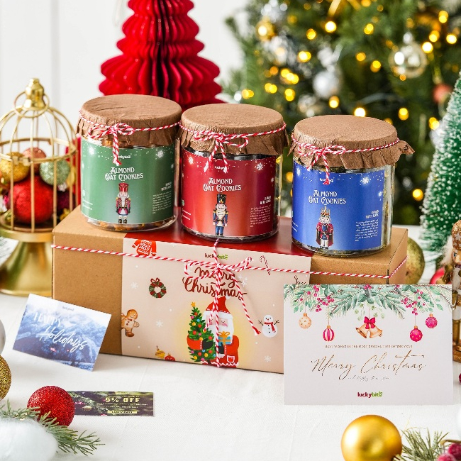 

Hampers Natal / Christmas Hampers - Oatmeal Cookies 3 Jar + FREE KARTU + TALI + VOUCHER + BUBBLE WRAP | LUCKYBITE