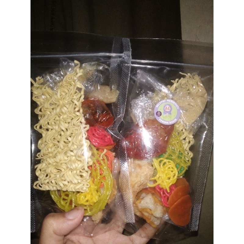 

seblak instant kumplit dengan bumbu dan sambal khas seblak