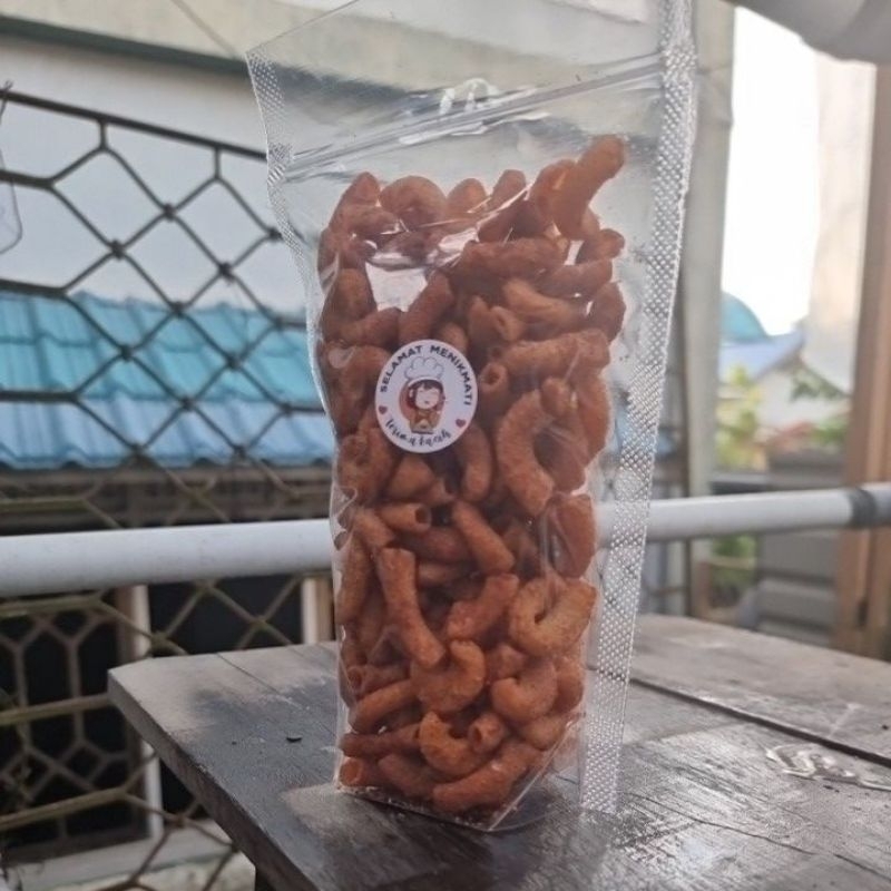 

Snack Makaroni rasa daun jeruk pedas renyah dan gurih