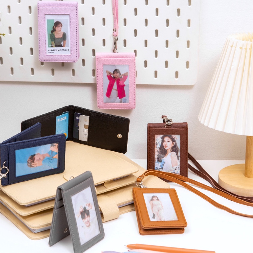 

Cashback Flashee ID Card Holder Haer Name Tag Kulit Dua Sisi Bolak Balik Mika Kancing