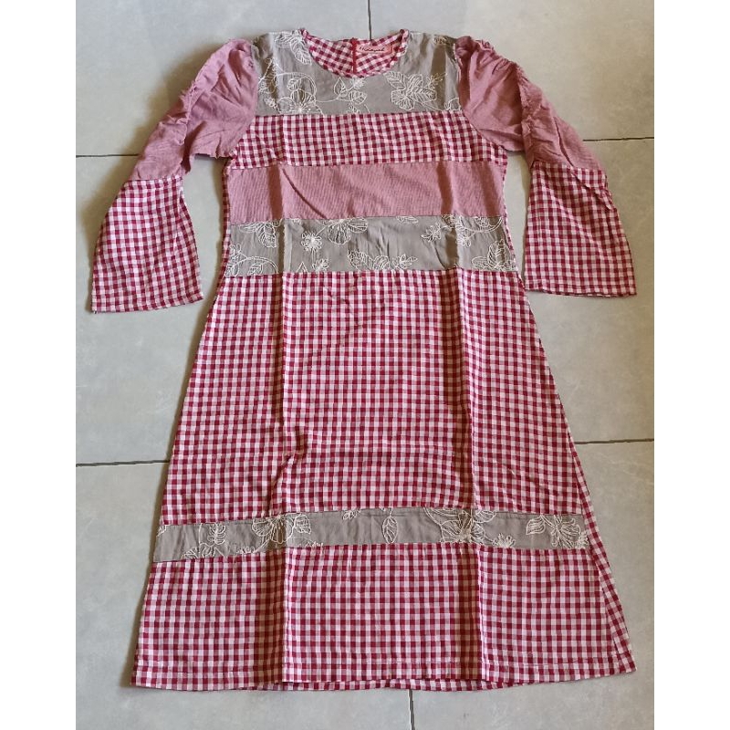 Tunik merah kotak-kotak bordir