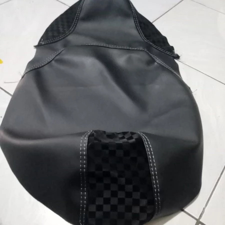 sarung arvi catur - kulit jok motif arvi signature x carbon catur - cover jok jahit samping tengah