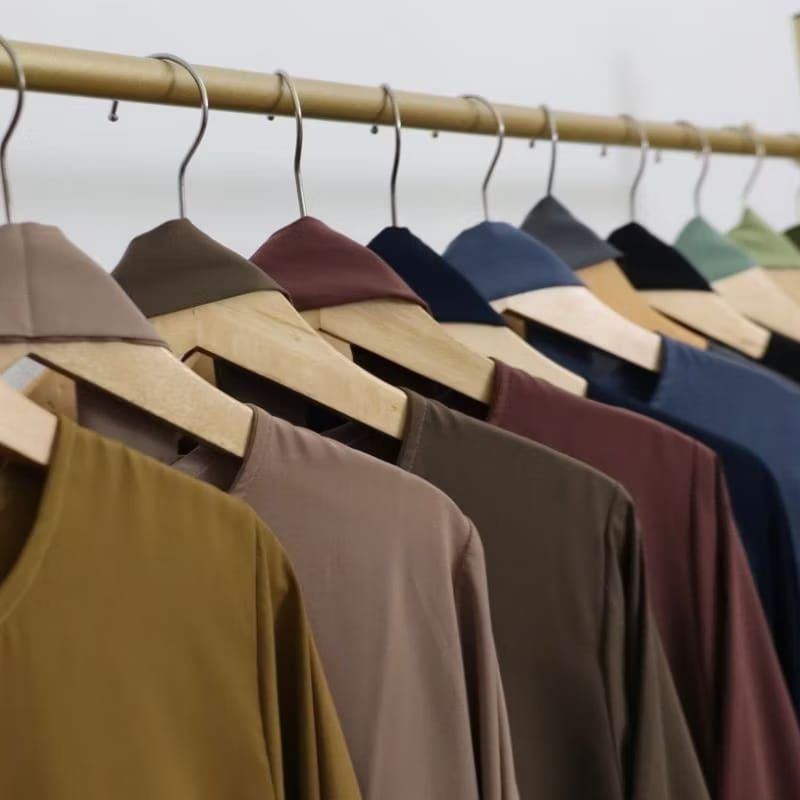 Abaya Turkey by sundara kain jatuh, adem, lembut dan juga terlihat bercahaya ketika terkena sinar (g