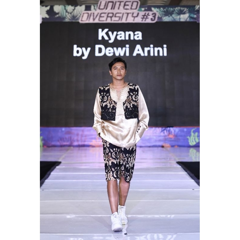 Set Batik celana dan outer pendek