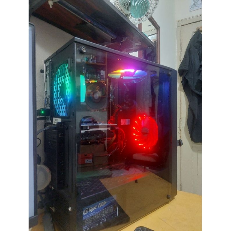1 Set PC dan Monitor Gaming