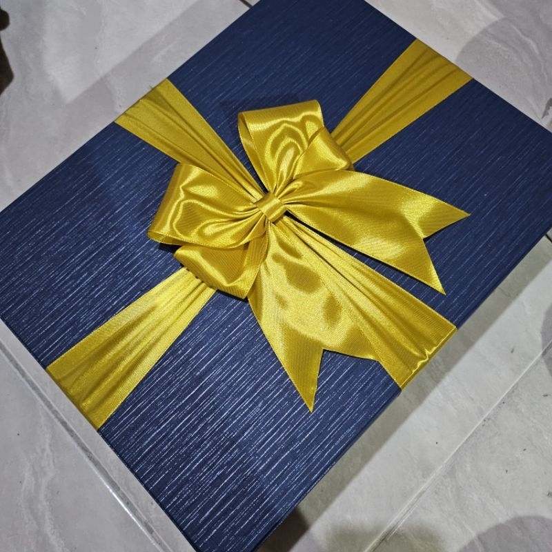 

HARDBOX KOTAK KADO SPESIAL NAVY PITA KUNING GOLD