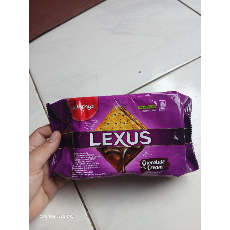 

Biskuit Munchys Lexus chocolate cream 76gr
