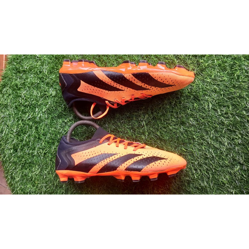 Sepatu sepakbola adidas predator