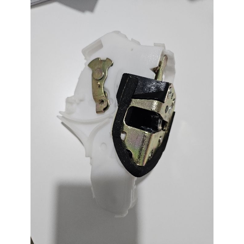 door lock pintu kiri Hilux