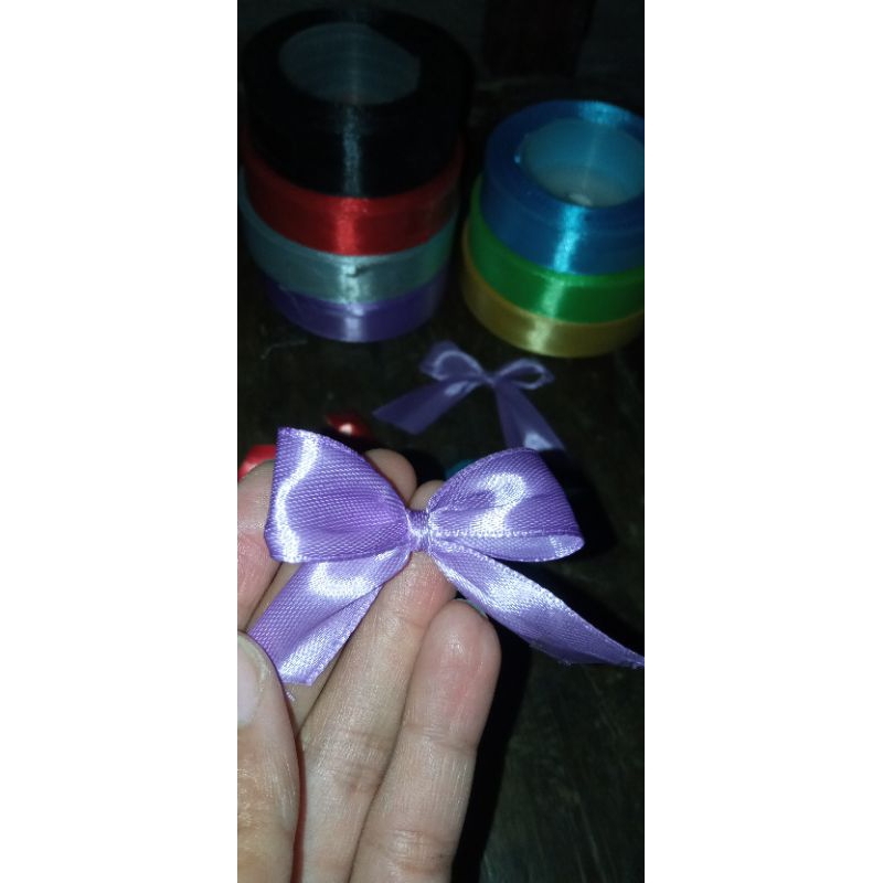 

Pita bingkisan /pita souvenir / pita hadiah / pita kado /pita sederhana siap pasang