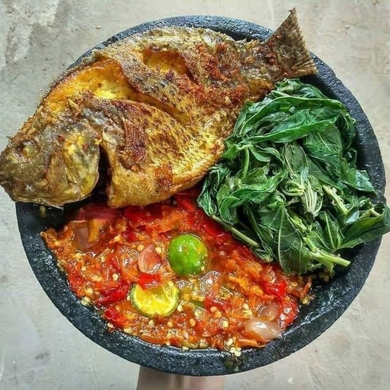 

Ikan nila goreng 500 gr + sambal + daun singkong rebus