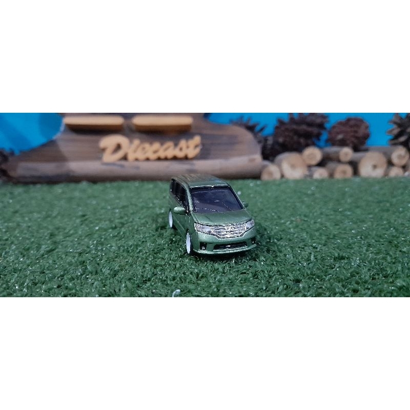 Diecast Miniatur Nissan Serena C26 hijau skala 1:64
