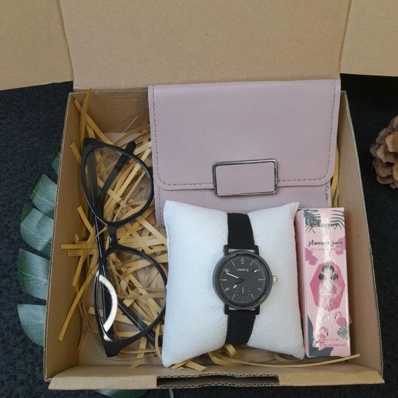 

Gift Box Dompet dan Jam Tangan - Hampers Jam Tangan dan Parfum Kacamata - Hampers Aesthetic Kekinian -Kado Untuk Cewek - Kado Untuk Pacar - Ulang Tahun - Anniversary - Wedding - Graduation - Paket Hampers Lengkap - Hampers Murah