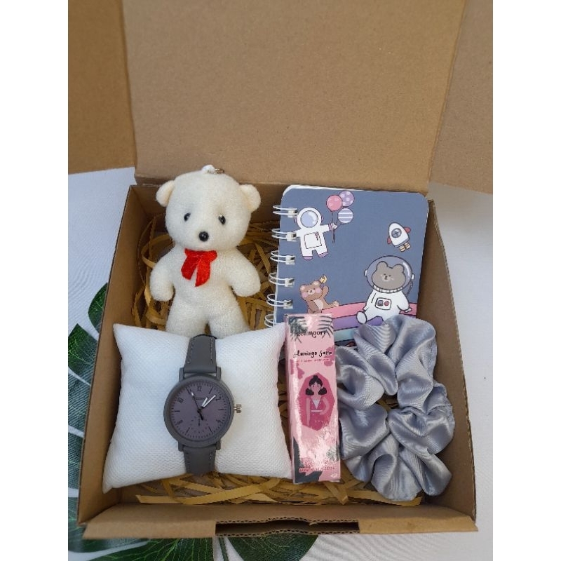 

Gift Box Jam Tangan dan Notebook - Hampers Jam Tangan Wanita Aesthetic - Kado Untuk Pacar - Kado Ulang Tahun Cewek - Souvenir Wedding - Anniversary - Graduation - Box Kekinian