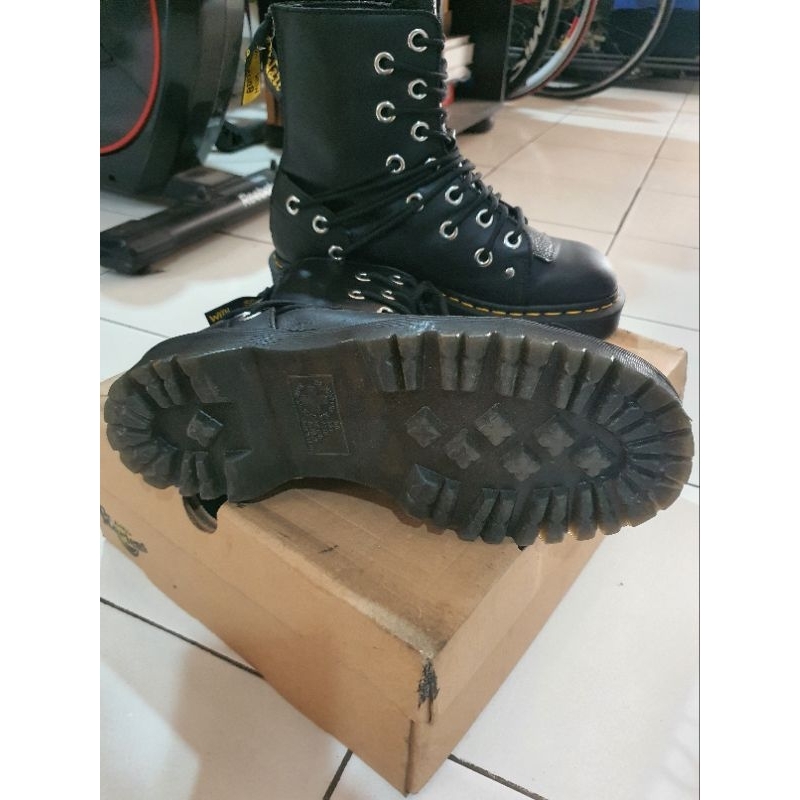 sepatuDr.Martens