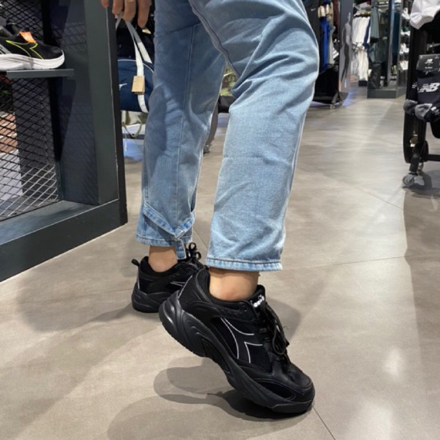 DIADORA NEW ARRIVAL SNEAKERS FULL BLACK SPORT RUNNING SEPATU UNISEX COWO CEWE WANITA PRIA