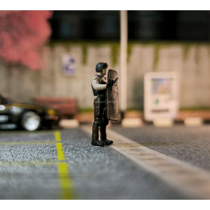 HG Figure Polisi Bawa Tameng Skala 1/64 Diorama Police Pos Militer Miniatur Aksesoris Custom Diecast