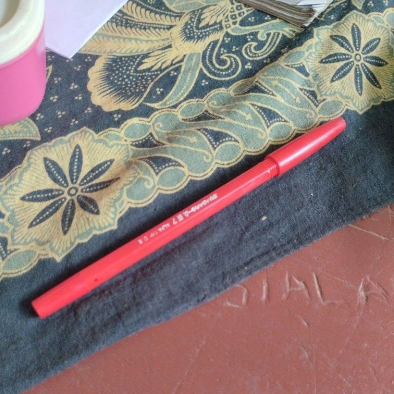 

Pulpen merah
