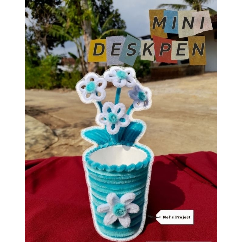 

Desk Pen Mini daisy / kawat bulu / desk pen tempat pensil meja / pajangan meja / kerajinan tangan / kado hari guru / hiasan meja / kado wisuda / kado ulang tahun