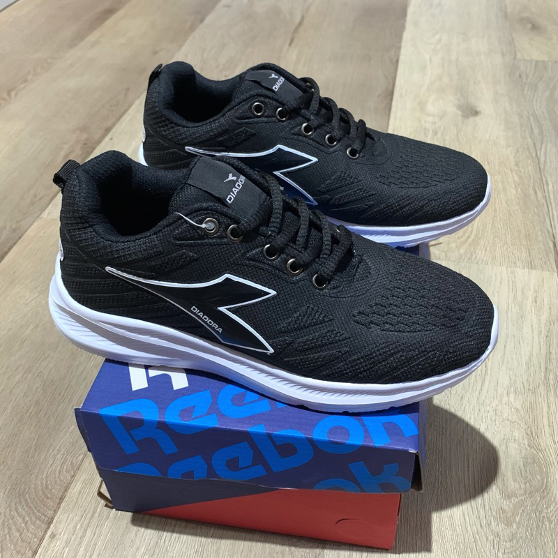 D RUNNING FREE KAOS KAKI + STIKER