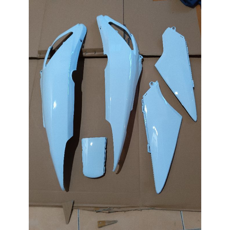 cover body belakang Honda Supra x 125 lama old Honda Supra x 125 New Betmen warna putih