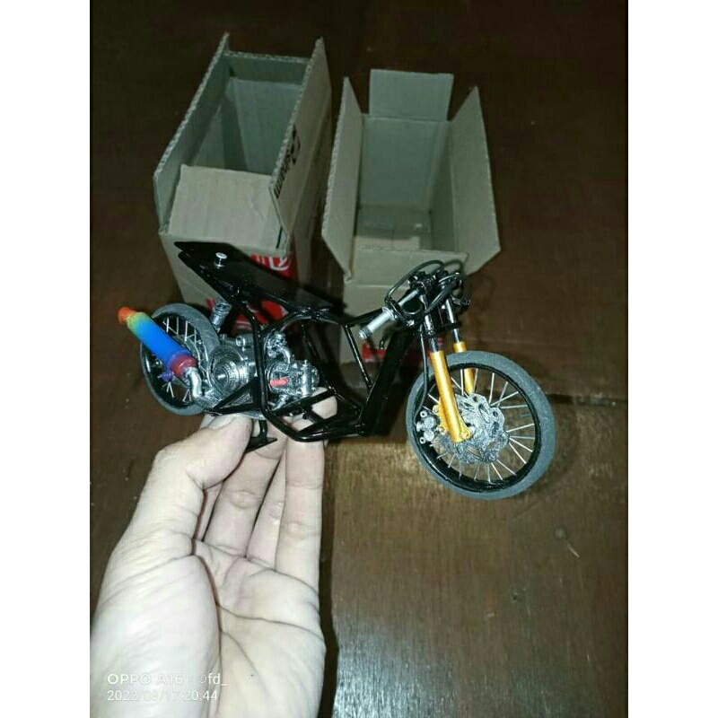miniatur motor drag honda Vario 160  warna hitam