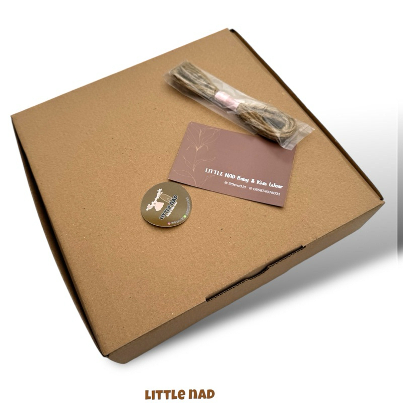 

Tambahan box kado free stiker,tali rami & kartu ucapan