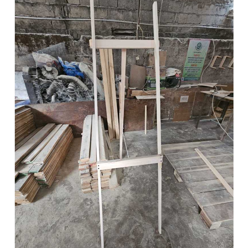 

KI3 STAND KAYU KARANGAN BUNGA UCAPAN DUKA CONGRATULATIONS LUKISAN PAMERAN FOTO PREWEDING FOTO