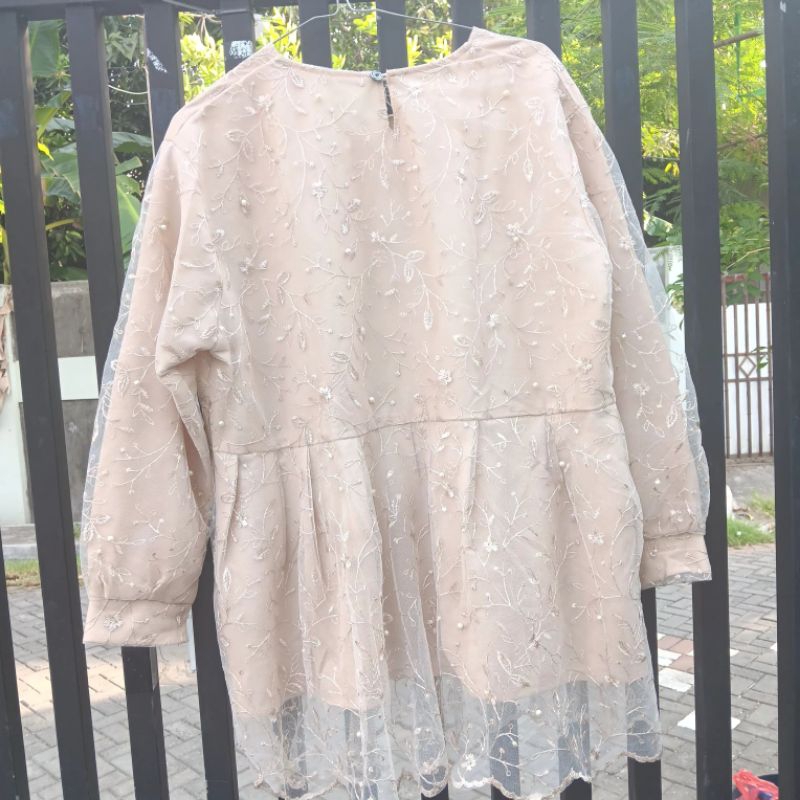 PRELOVED Kebaya Brukat Tille Kondangan Blouse Atasan Brokat Tile Mutiara