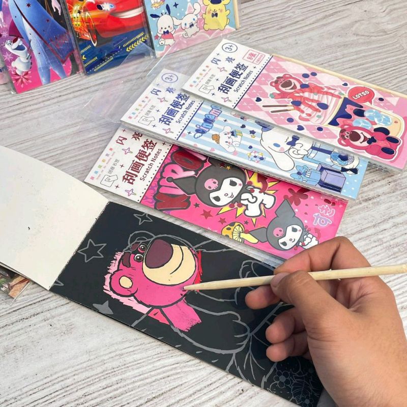 

mall Scratch Note Lotso Edition Premium 7 Lembar Kertas Gambar Scratch / Magic Rainbow Scratch / Scratch & Draw Murah /mainan Black Cardboard edukasi Scratch Note Buku Mewarnai anak gosok Mainan Edukasi anak Gosok lidi Warna dan Mewarnai Momo Buku Arsir