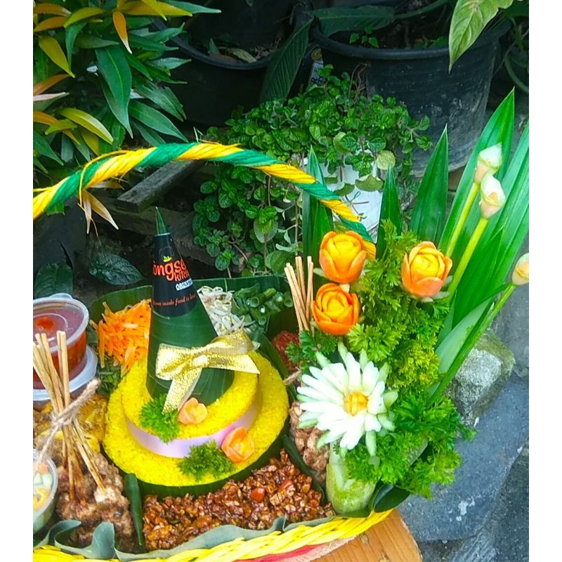 

Tumpeng keranjang nasi kuning untuk 4-5porsi (pre order)