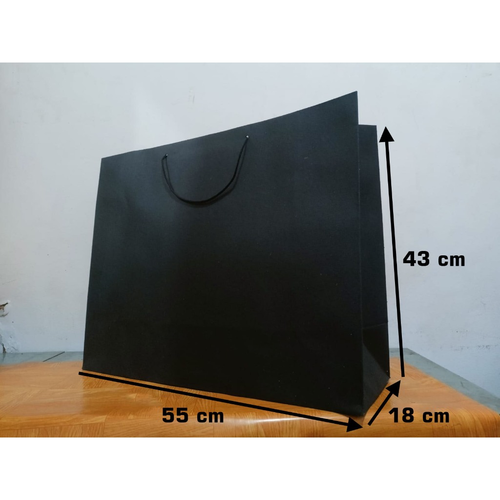 

Paper Bag Jemani - (Hitam Polos 210 gr ) - (ukuran: 55cm x 18cm x 43cm )