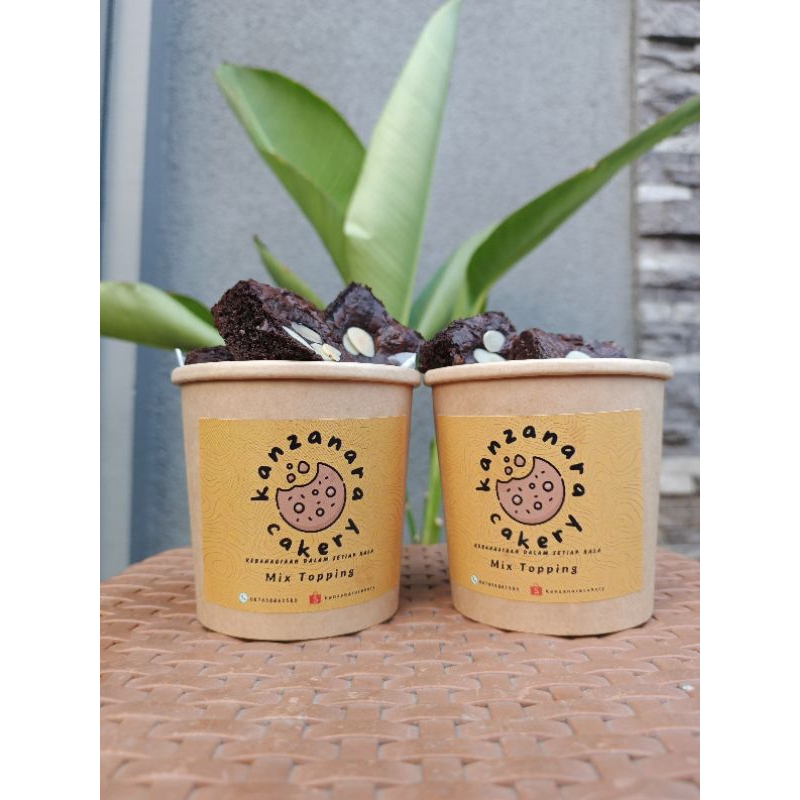 

Brownies Bucket 12oz by KanzanaraCakery - Mix Topping