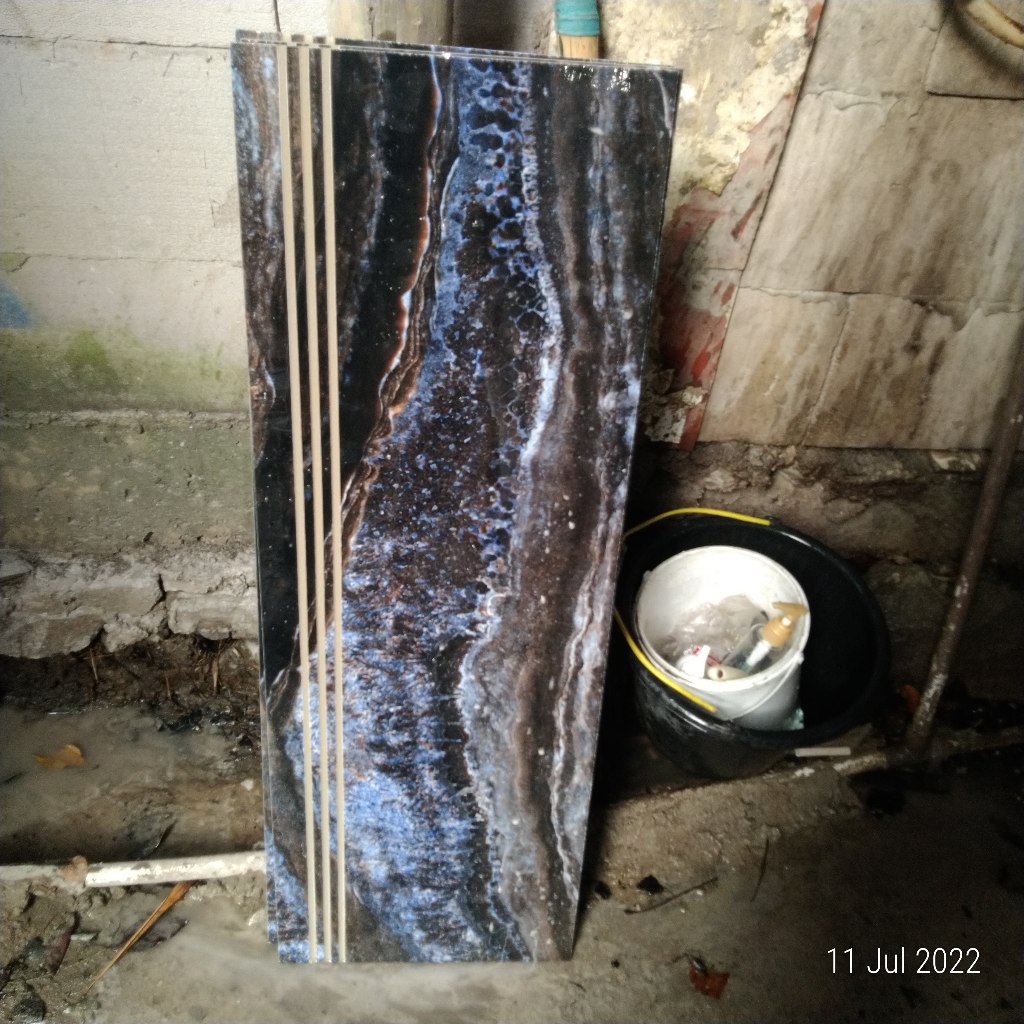 Granit Tangga hitam corak biru 30x90 SVNGT