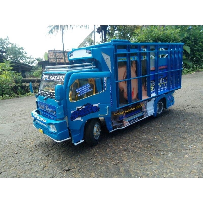 miniatur truk oleng biru fariasi full lampu mainan murah